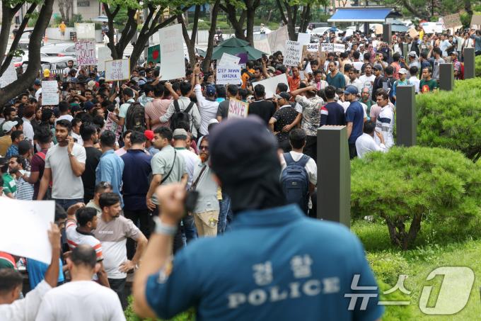 [사진] 방글라데시 내 공직 할당제 반대 시위 폭력진압 규탄 집회