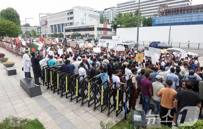[사진] 전쟁기념관 앞에 운집한 국내 체류 방글라데시인들