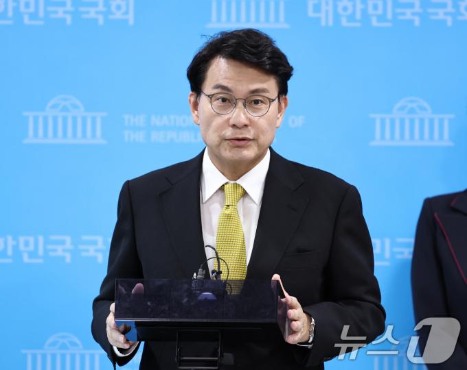 [사진] 윤상현 후보, 국회서 질의응답