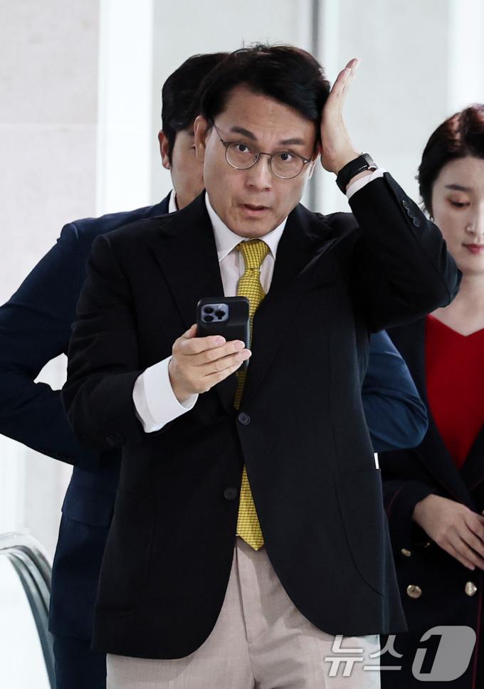 [사진] 기자회견장 들어서는 윤상현