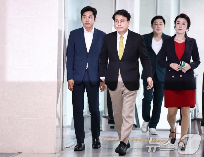 [사진] 소통관 들어서는 윤상현