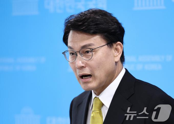 [사진] 답변하는 윤상현