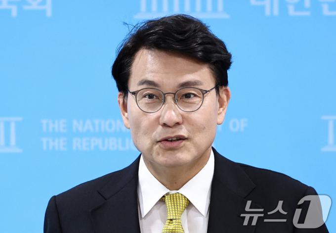 [사진] 취재진과 질의응답 갖는 윤상현