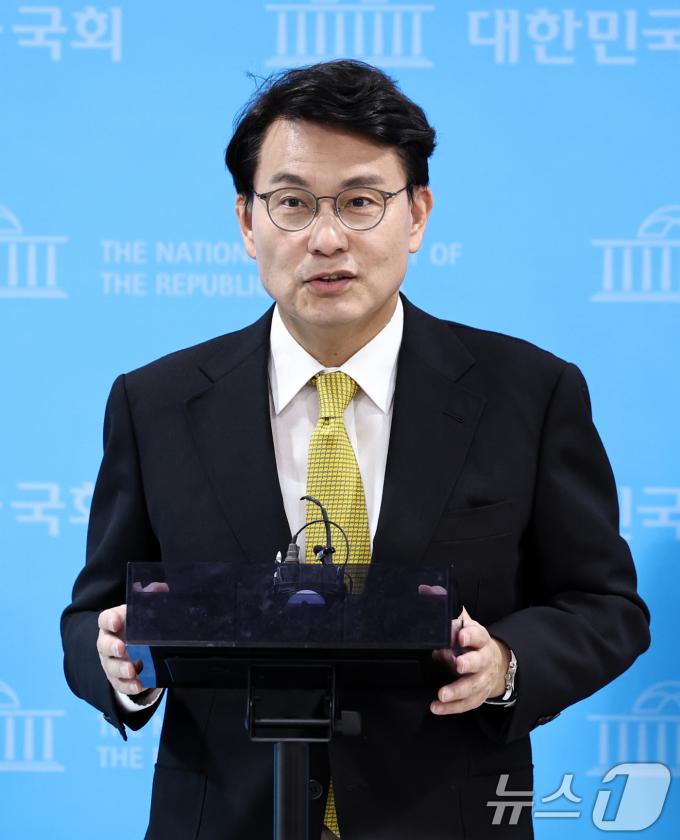 [사진] 질문에 답하는 윤상현
