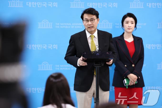 [사진] 답변하는 윤상현 후보