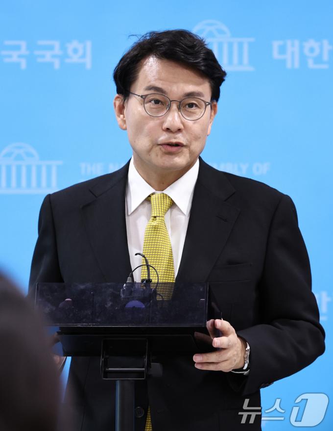 [사진] 답변하는 윤상현