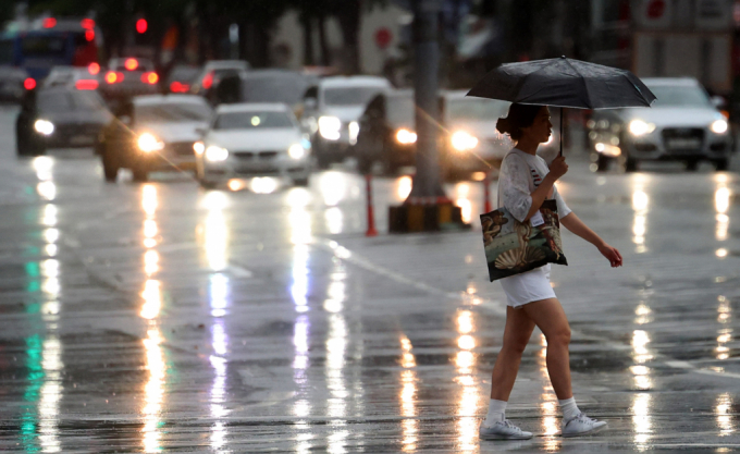 20일 오후 서울 종로구 광화문사거리에서 우산을 쓴 시민이 발걸음을 재촉하고 있다. /사진=뉴시스
