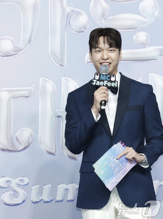 [사진] 유재필 '가요대전' 레드카펫 MC