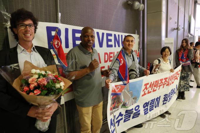[사진] 북한 선수단을 환영나선 프랑스·조선 친선단체