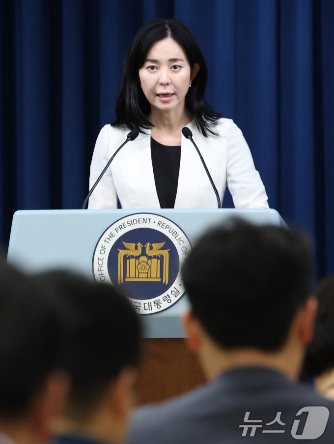 [사진] 현안 브리핑 하는 정혜전 대통령실 대변인