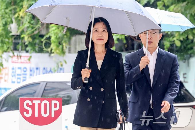 이진숙 방송통신위원장 후보자가 8일 오전 경기 과천시의 한 오피스텔에 마련된 청문회 준비 사무실로 출근하고 있다. 2024.7.8/뉴스1 ⓒ News1 민경석 기자