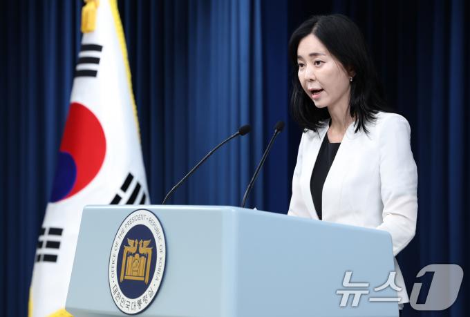 [사진] 브리핑 하는 정혜전 대통령실 대변인