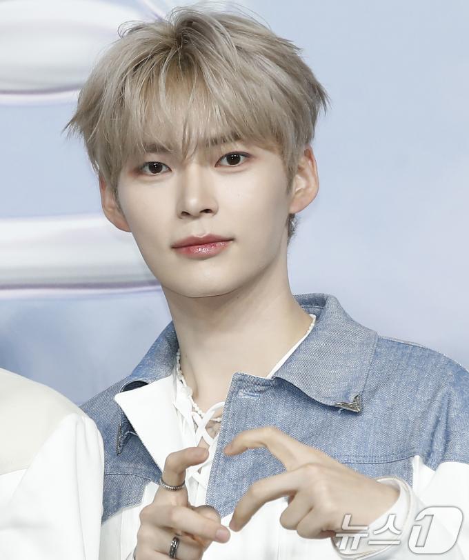 [사진] 성한빈, 심장 쫄깃해지는 하트