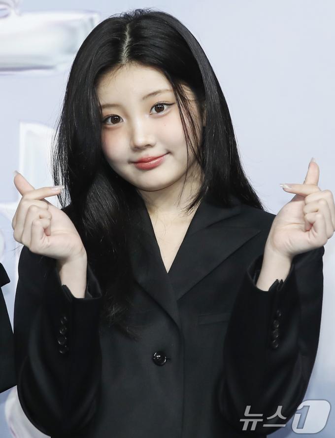 [사진] 아일릿 원희, 맑은 하트
