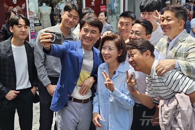 나경원 국민의힘 당대표 후보와 김진태 강원도지사가 21일 강원도 춘천시 명동 거리에서 시민들과 기념촬영을 하고 있다. 2024.7.21/뉴스1 ⓒ News1 한귀섭 기자