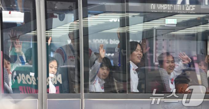 [사진] 환영단 향해 손 흔드는 北 선수단
