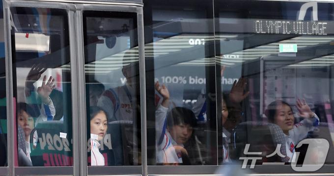 [사진] 올림픽 선수촌 향하는 버스 올라 손 흔드는 北 선수들
