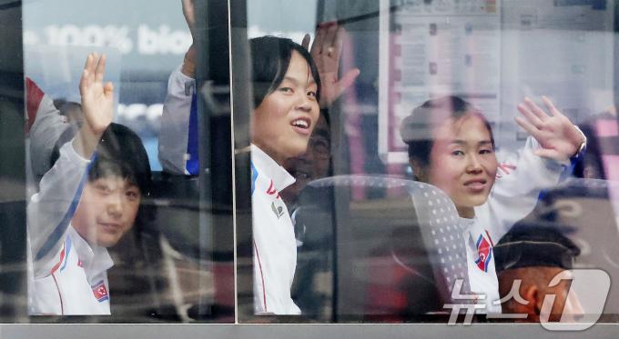 [사진] 활짝 웃으며 파리 도착한 북한 선수단