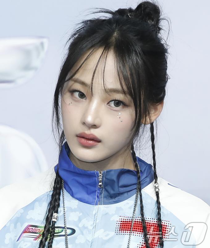 [사진] 민지, 삐딱하게