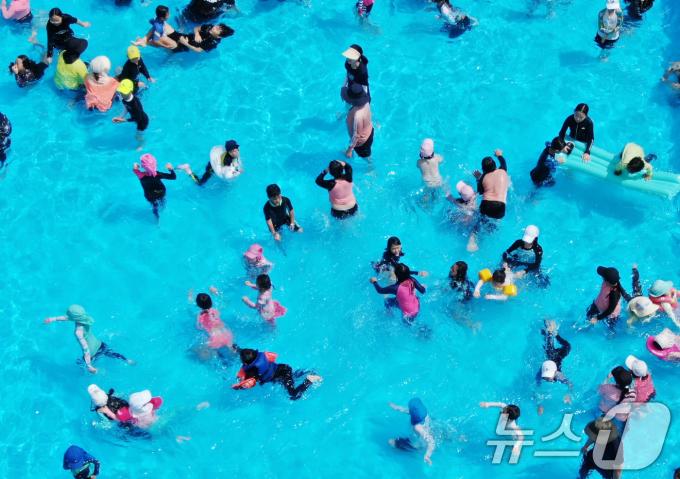 [사진] 거창 창포원 물놀이장 찾은 어린이들
