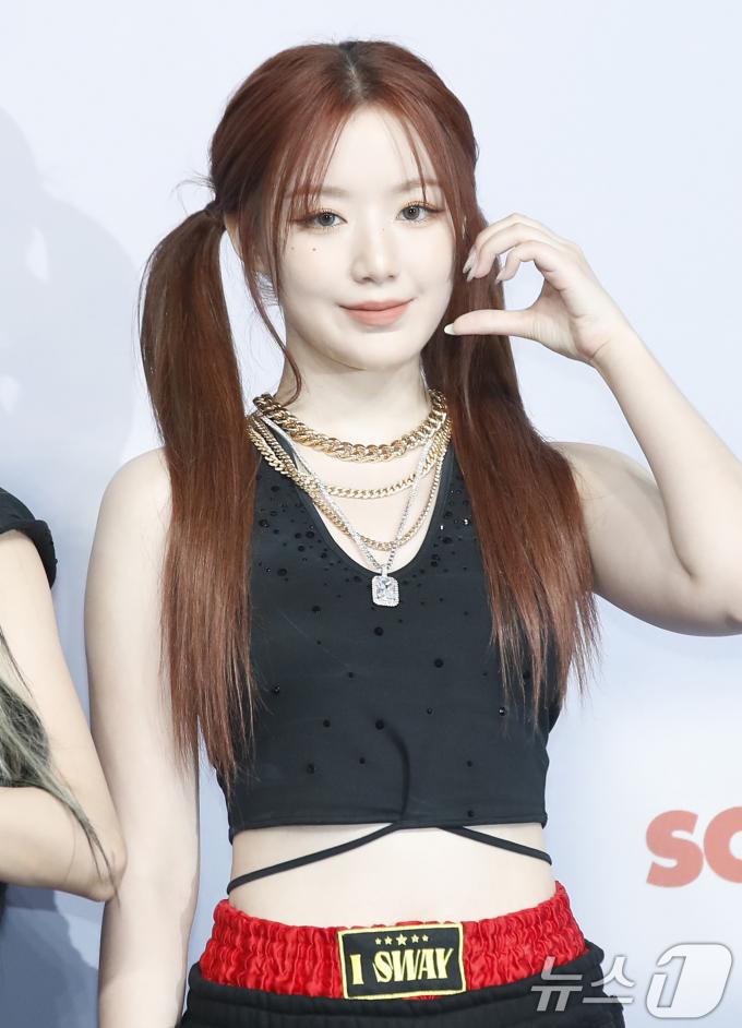 [사진] (여자)아이들 슈화, 볼 하트 뿅