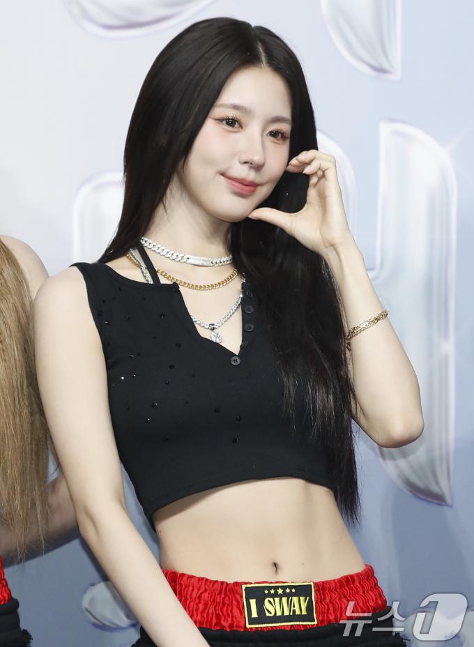 [사진] (여자)아이들 미연, 섹시 복근