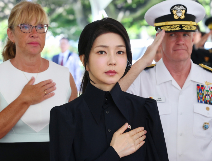 윤석열 대통령 부인 김건희 여사가 미국 하와이 국립 태평양 기념묘지를 찾아 국기에 경례하고 있다./사진=뉴시스