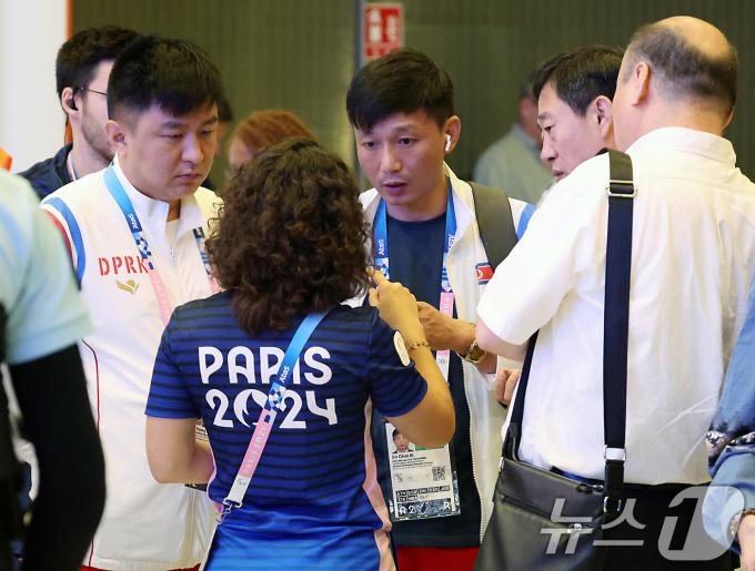 [사진] 올림픽 관계자와 대화 나누는 北