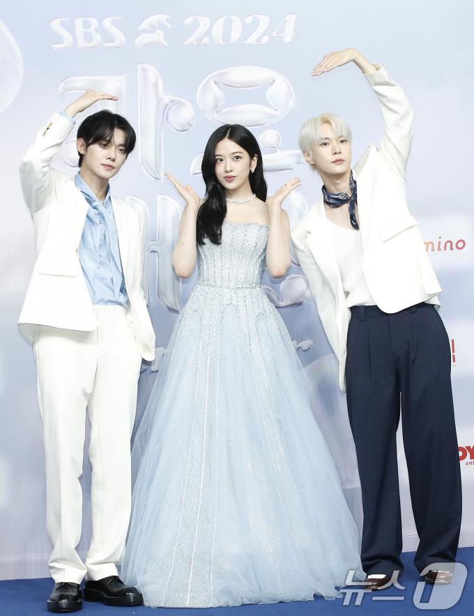 [사진] 복 받은 안유진, 좌 연준·우 도영