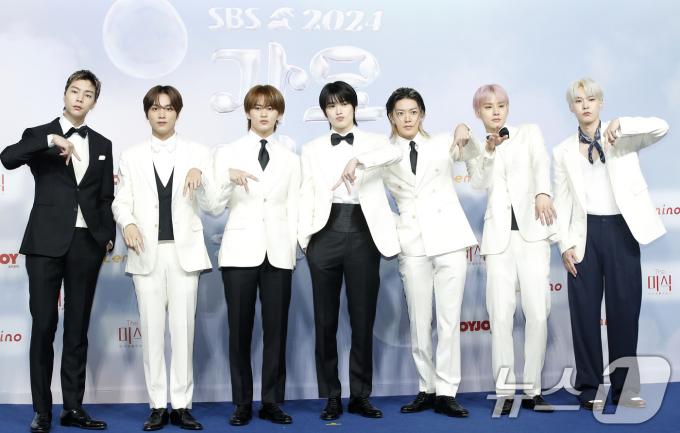[사진] NCT127, 삐딱하게