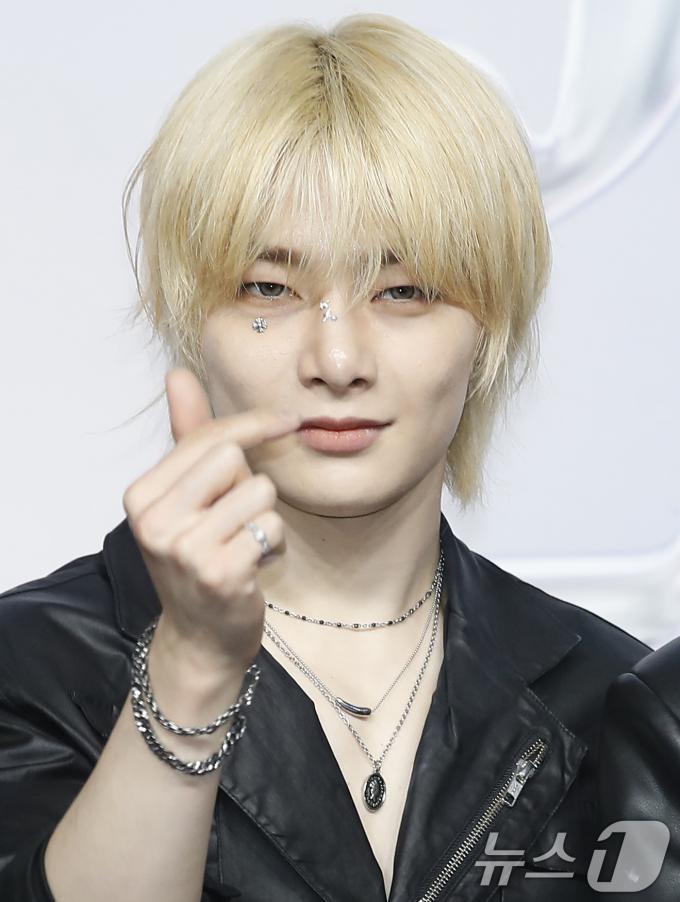 [사진] 아이엔, 하트 플러팅