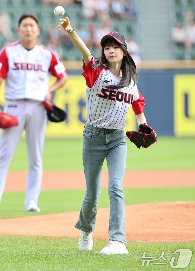 [사진] 가수 규빈, 깜찍 시구