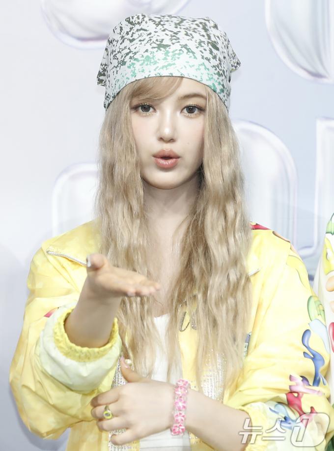 [사진] 다니엘, 키스