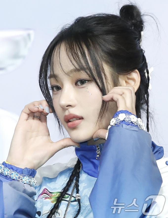 [사진] 민지, 예쁜 볼 하트