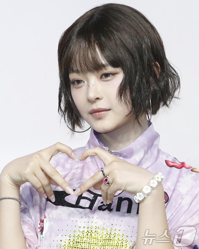 [사진] 뉴진스 하니, 감성 자극하는 하트
