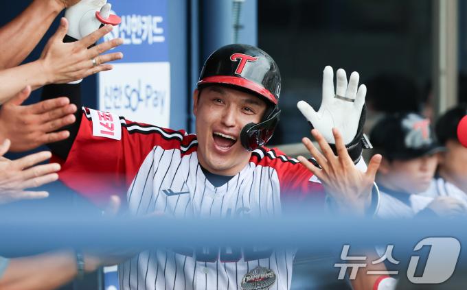 [사진] LG 박동원, 내가 넘겼다!
