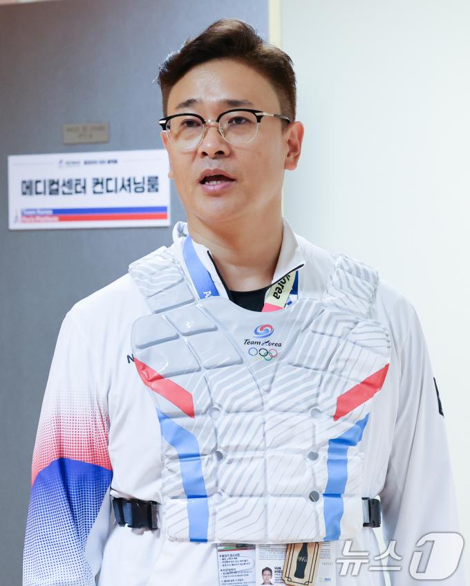 [사진] '쿨링 조끼'로 파리 더위 잡는다