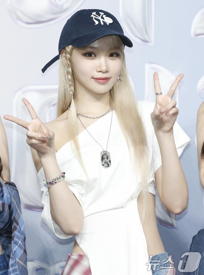 [사진] 김채원, 힙한 브이