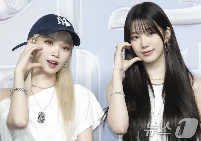 [사진] 김채원·카즈하, 누구 하트 받으실래요?