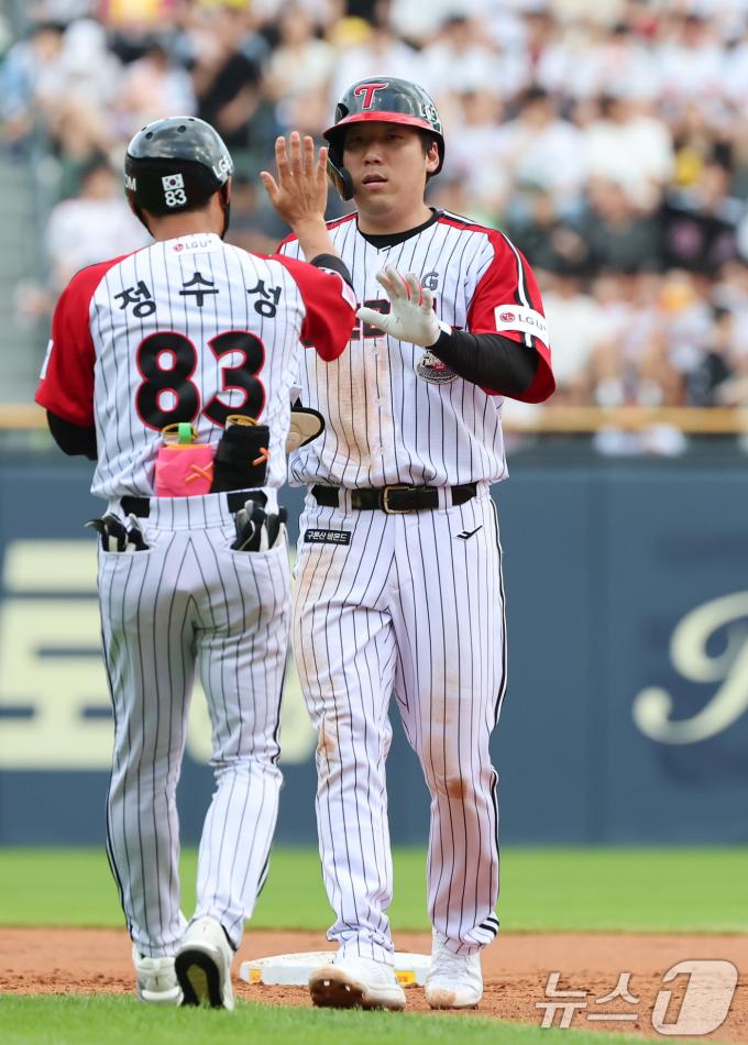 [사진] LG 김현수, 2루타!