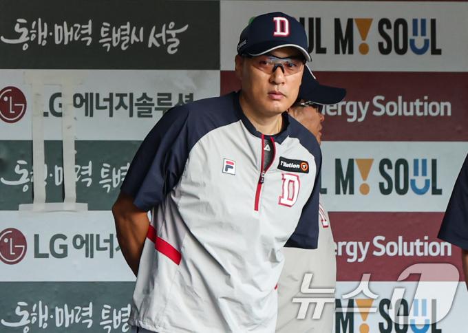 [사진] 경기 지켜보는 이승엽 감독