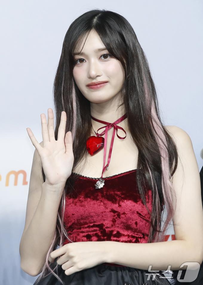[사진] 이서, 하트를 부르는 손 인사