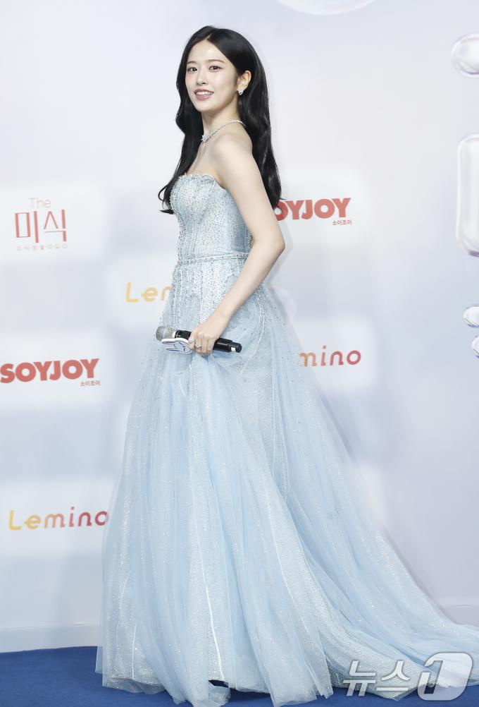 [사진] 안유진, 여신의 우아한 발걸음