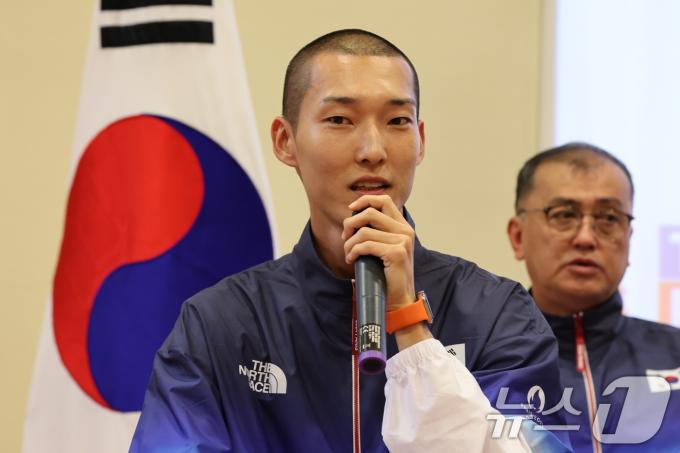 대한민국 높이뛰기 간판 우상혁이 21일(한국시간) 프랑스 퐁텐블로 팀코리아 파리 플랫폼에서 열린 오픈데이에서 발언을 하고 있다. 2024.7.21/뉴스1 ⓒ News1 이동해 기자