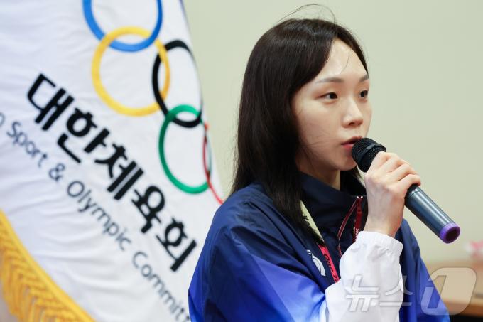 대한민국 수영 김서영이 21일(한국시간) 프랑스 퐁텐블로 팀코리아 파리 플랫폼에서 열린 오픈데이에서 인사말을 하고 있다. 김서영은 2024 파리올림픽 개회식에서 우상혁과 함께 공동기수로 나선다. 2024.7.21/뉴스1 ⓒ News1 이동해 기자