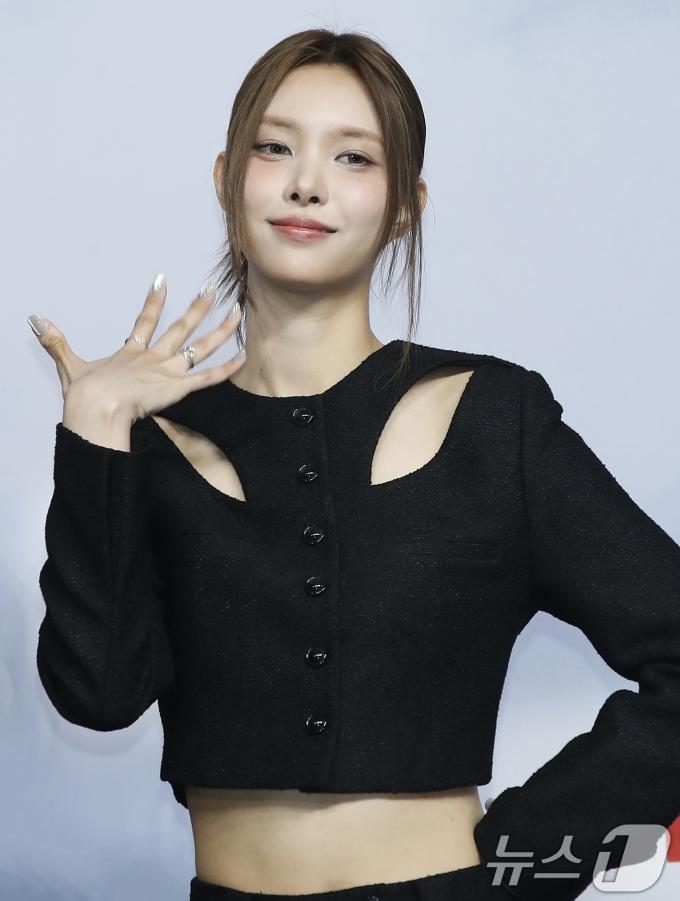 [사진] 아일릿 윤아, 매혹적인 인사
