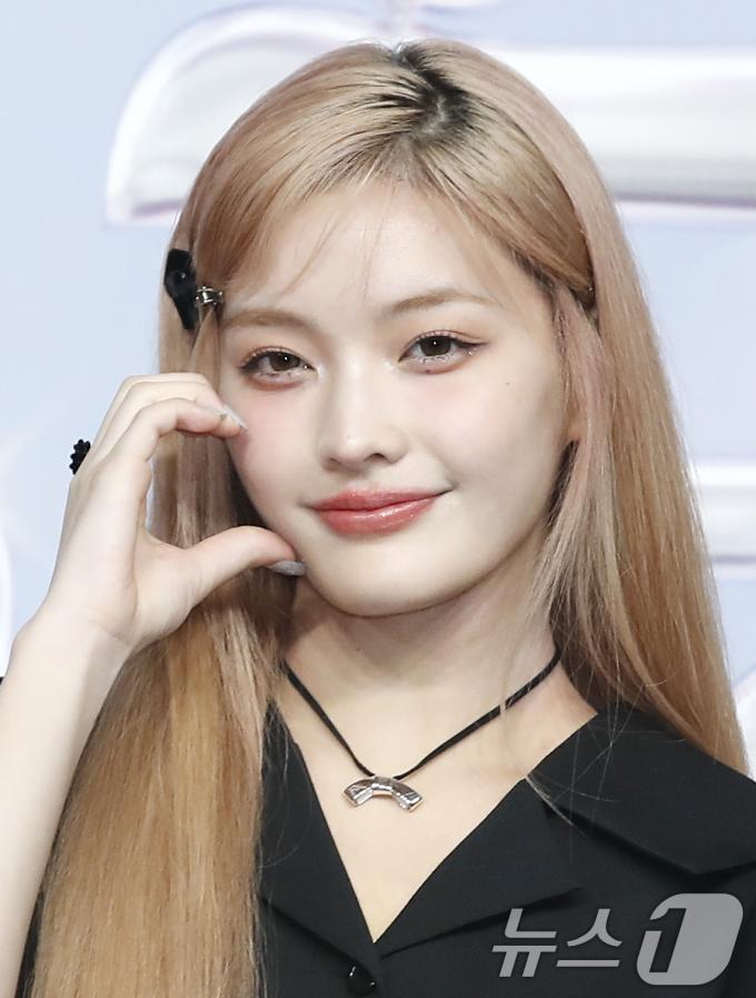 [사진] 아일릿 이로하, 볼 하트 요정