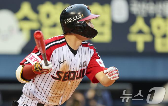 [사진] LG 박해민, 맞았다!
