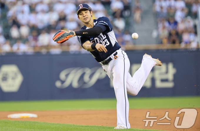 [사진] 두산 강승호, 어려운 타구도 척척!