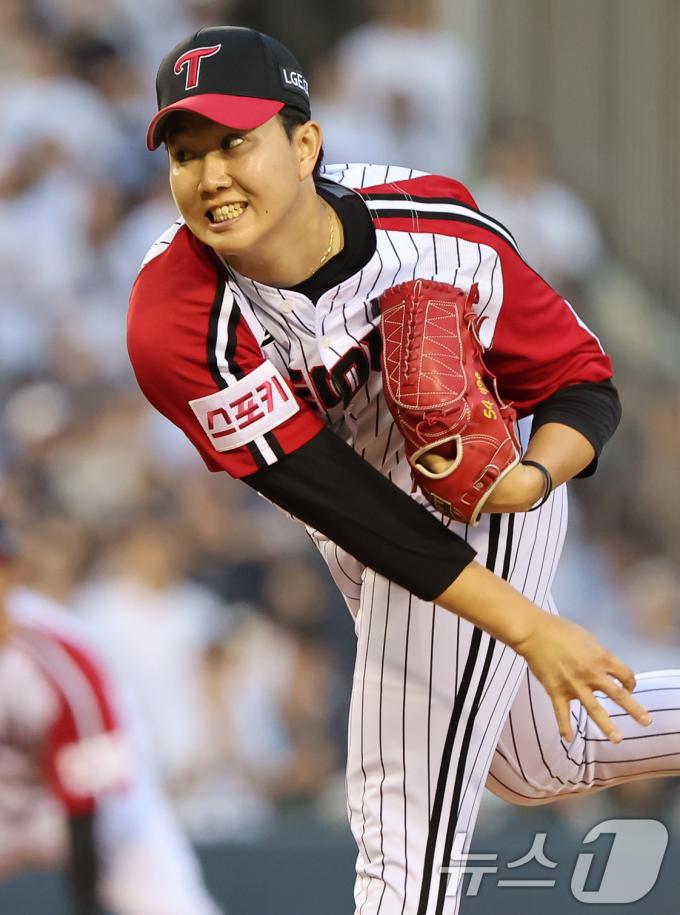 [사진] LG 유영찬, 있는 힘껏!